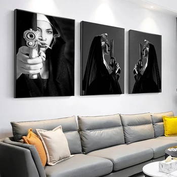 Интересен стенен художествен плакат с изображение на курящей монахиня, убийци и пистолет, черно-бял домашен интериор, картината за хола върху платно с принтом