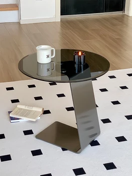 Италиански минималистичен маса на ръба на дивана, модерен, светъл масичка за кафе от луксозен стъкло в хола, малка странична ъглова масичка