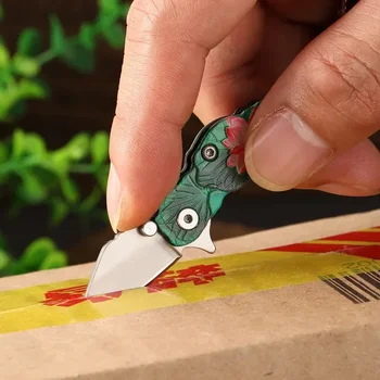 Малък и Портативен Сгъваем Нож с 3D Релефно под формата на Лотос Висока Твърдост Изискан Външен Преносим Нож Коледен Подарък