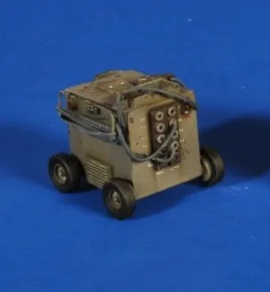 Модел сцена на войната от лята смола в мащаб 1:35, модел на превозното средство за теренна работа, модел на превозното средство за събиране на смола, включително етикети