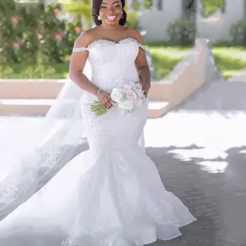 Нови постъпления в африканския стил, обикновена Бели дантелени сватбени рокли с влак под формата на Русалка с едно рамо, рокля на жени