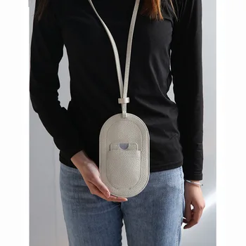 Чанта за мобилен телефон от естествена кожа с вертикална врата и джоб за карти, най-горния слой от телешка кожа личи, малка чанта през рамо